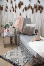 Załaduj obraz do przeglądarki galerii, Leżak ogrodowy rattanowy ze stolikiem kawowym popiel COCO 5 E1049